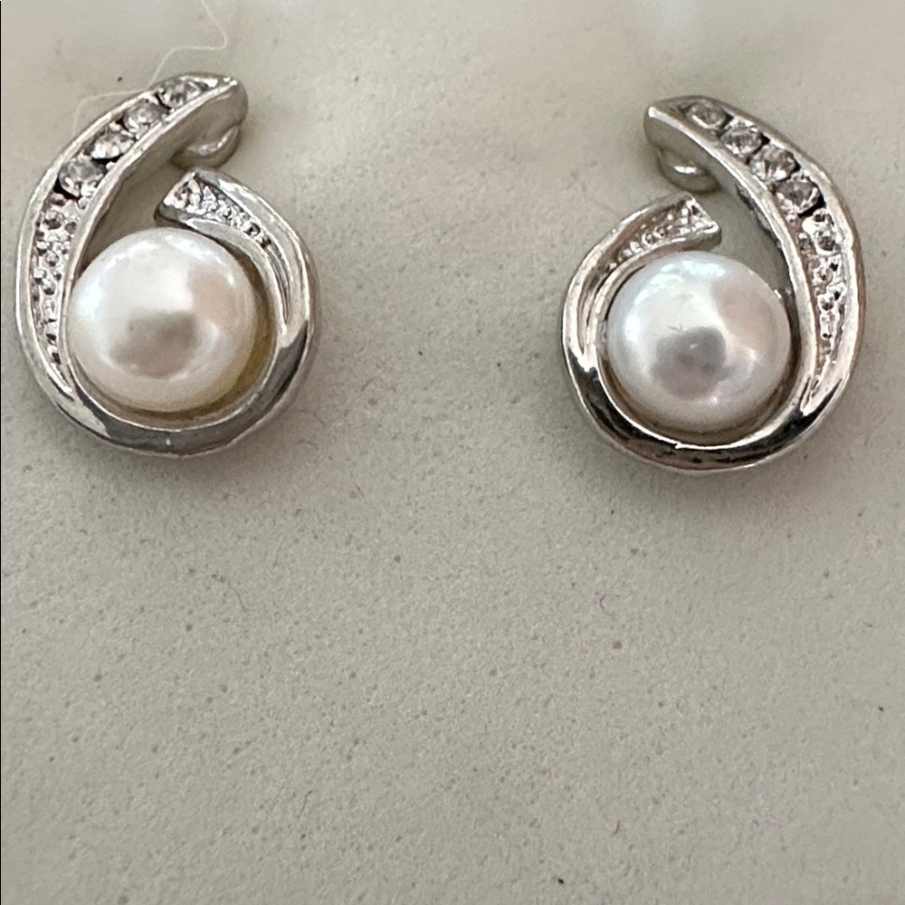 Silvertone & faux pearl, CZ stones EUC necklace, bracelet/anklet & earrings set. - Picture 5 of 7